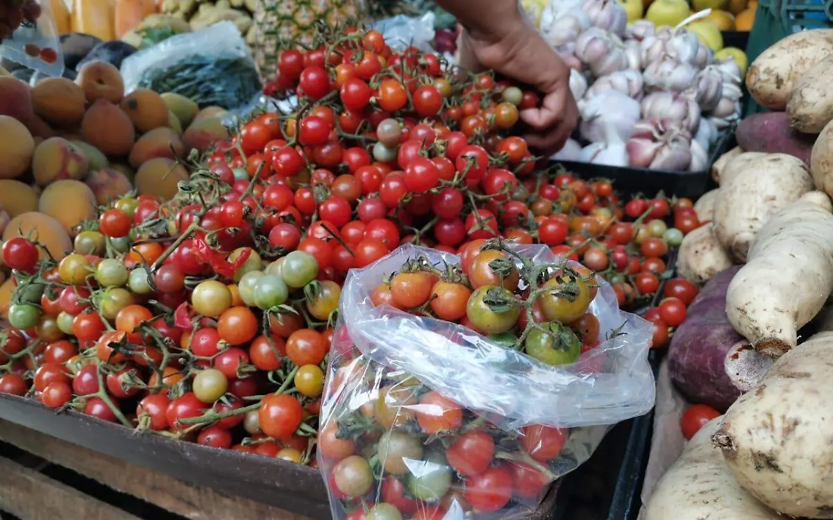 Tomatillos silvestres, el fruto de temporada que oferta el mercado rodante de Pueblo Viejo 